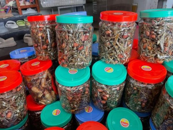 Cá cơm rim lạc lá chanh, mặn ngọt, vị vừa miệng - cá rim nhà làm thủ công hộp 260g Cá cơm rim lạc lá chanh, mặn ngọt, vị vừa miệng - cá rim nhà làm thủ công hộp 260g