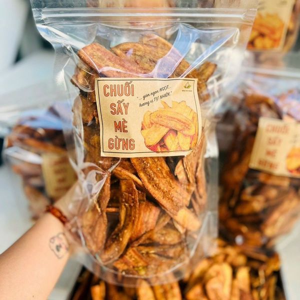 CHUỐI SẤY MÈ GỪNG GIÒN NGỌT NGON KHÓ CƯỠNG 500G - WINNIE HOUSE CHUỐI SẤY MÈ GỪNG GIÒN NGỌT NGON KHÓ CƯỠNG 500G - WINNIE HOUSE