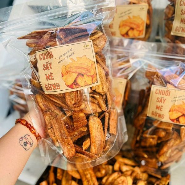 CHUỐI SẤY MÈ GỪNG GIÒN NGỌT NGON KHÓ CƯỠNG 500G - WINNIE HOUSE CHUỐI SẤY MÈ GỪNG GIÒN NGỌT NGON KHÓ CƯỠNG 500G - WINNIE HOUSE