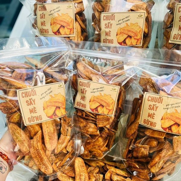 CHUỐI SẤY MÈ GỪNG GIÒN NGỌT NGON KHÓ CƯỠNG 500G - WINNIE HOUSE CHUỐI SẤY MÈ GỪNG GIÒN NGỌT NGON KHÓ CƯỠNG 500G - WINNIE HOUSE