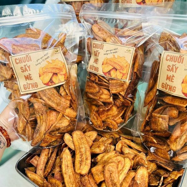 CHUỐI SẤY MÈ GỪNG GIÒN NGỌT NGON KHÓ CƯỠNG 500G - WINNIE HOUSE CHUỐI SẤY MÈ GỪNG GIÒN NGỌT NGON KHÓ CƯỠNG 500G - WINNIE HOUSE