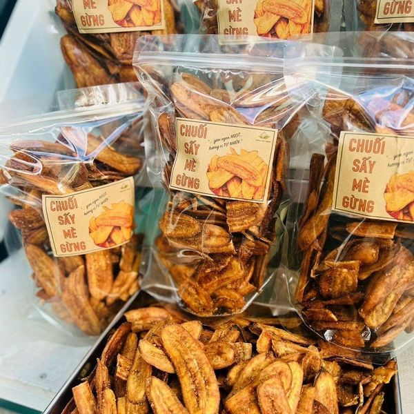 CHUỐI SẤY MÈ GỪNG GIÒN NGỌT NGON KHÓ CƯỠNG 500G - WINNIE HOUSE CHUỐI SẤY MÈ GỪNG GIÒN NGỌT NGON KHÓ CƯỠNG 500G - WINNIE HOUSE