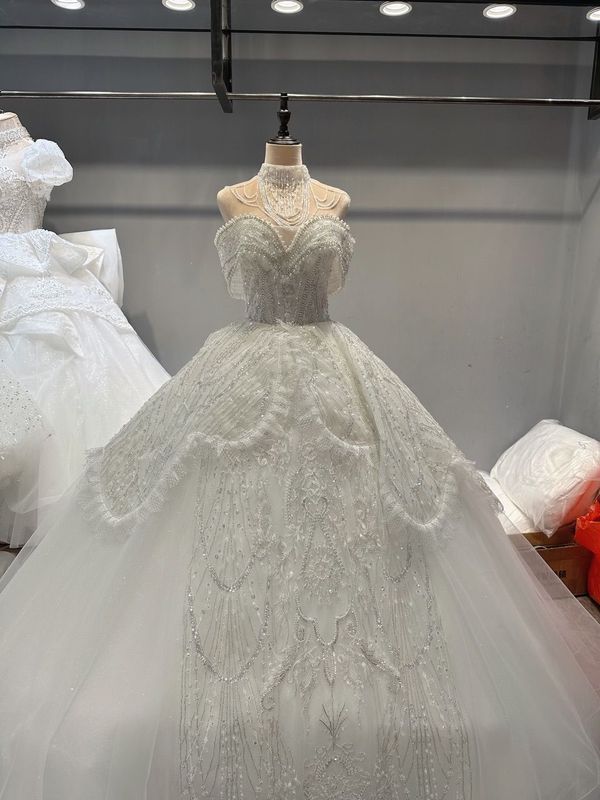 Giải mã bí mật chiếc váy cưới công chúa gây sốt tại Ren