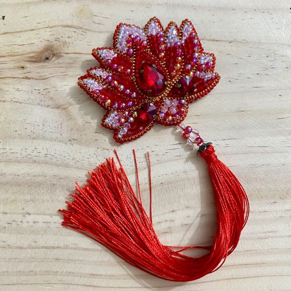 Ghim cài áo hình hoa sen thiết kế riêng kết thủ công 8cm thời trang cao cấp dành cho nữ Ghim cài áo hình hoa sen thiết kế riêng kết thủ công 8cm thời trang cao cấp dành cho nữ