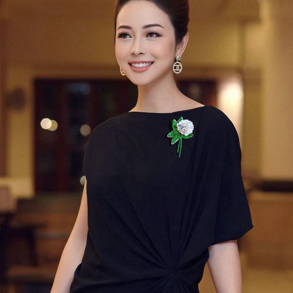 GHIM TRÂM CÀI ÁO HOA TRÀ MẪU THIẾT KẾ RIÊNG ĐÍNH KẾT THỦ CÔNG CAO CẤP 10cm DÀNH CHO NỮ GHIM TRÂM CÀI ÁO HOA TRÀ MẪU THIẾT KẾ RIÊNG ĐÍNH KẾT THỦ CÔNG CAO CẤP 10cm DÀNH CHO NỮ